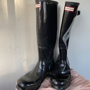 Black Tall Hunter Rain Boots. Size 7. Shinny Black.